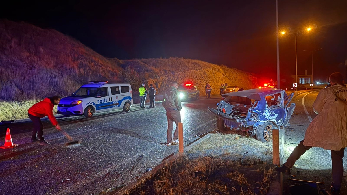 Yozgat’ta direğe çarpan otomobilin sürücüsü yaşamını yitirdi