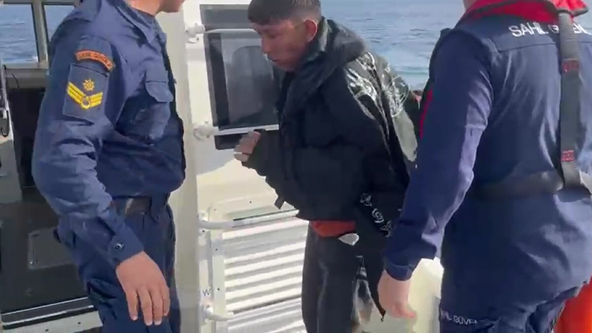 Yunanistan’a kaçak yollardan gitmek isterken bottan düştü: 12 saat yüzerek hayatta kaldı