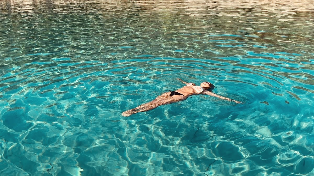 62 olduğuna kimse inanmıyor! Yonca Evcimik bikinili pozlarını yayınladı