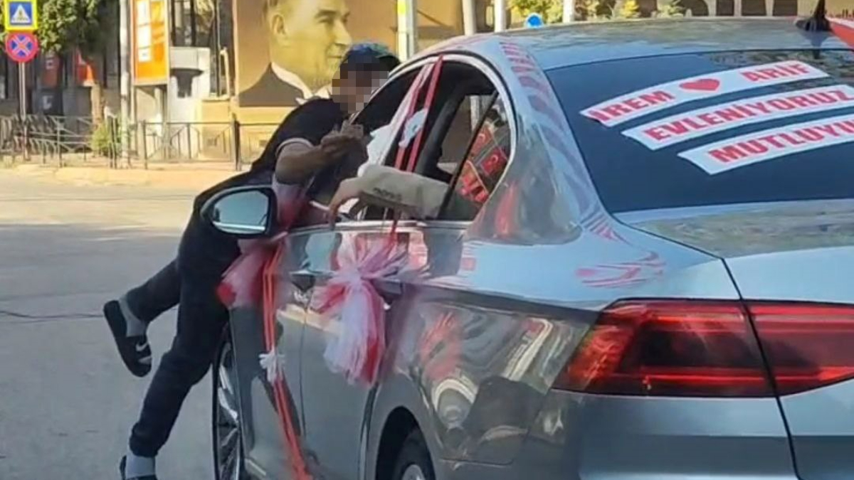 Adana’da gelin arabasının önünü kesti: Aldığı 50 TL’yi beğenmedi