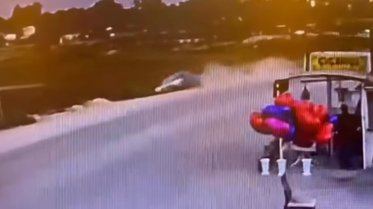 Adana’da virajı alamayan otomobil takla attı