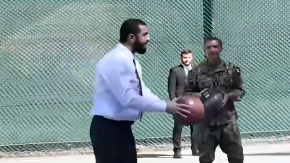 Ahmed Şara, ABD’li yetkililerle basketbol oynadı