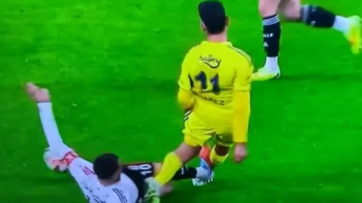 Beşiktaş, Fenerbahçe karşısında 10 kişi kaldı!