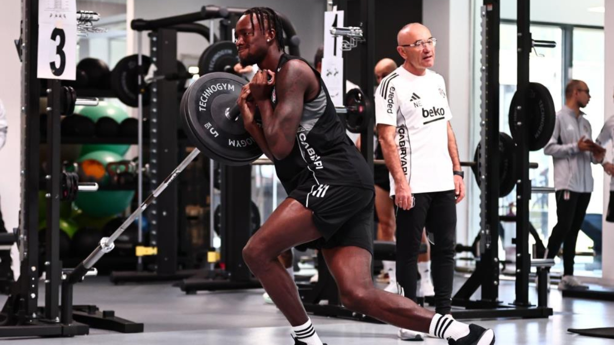 Beşiktaş günün ilk çalışmasını salonda yaptı