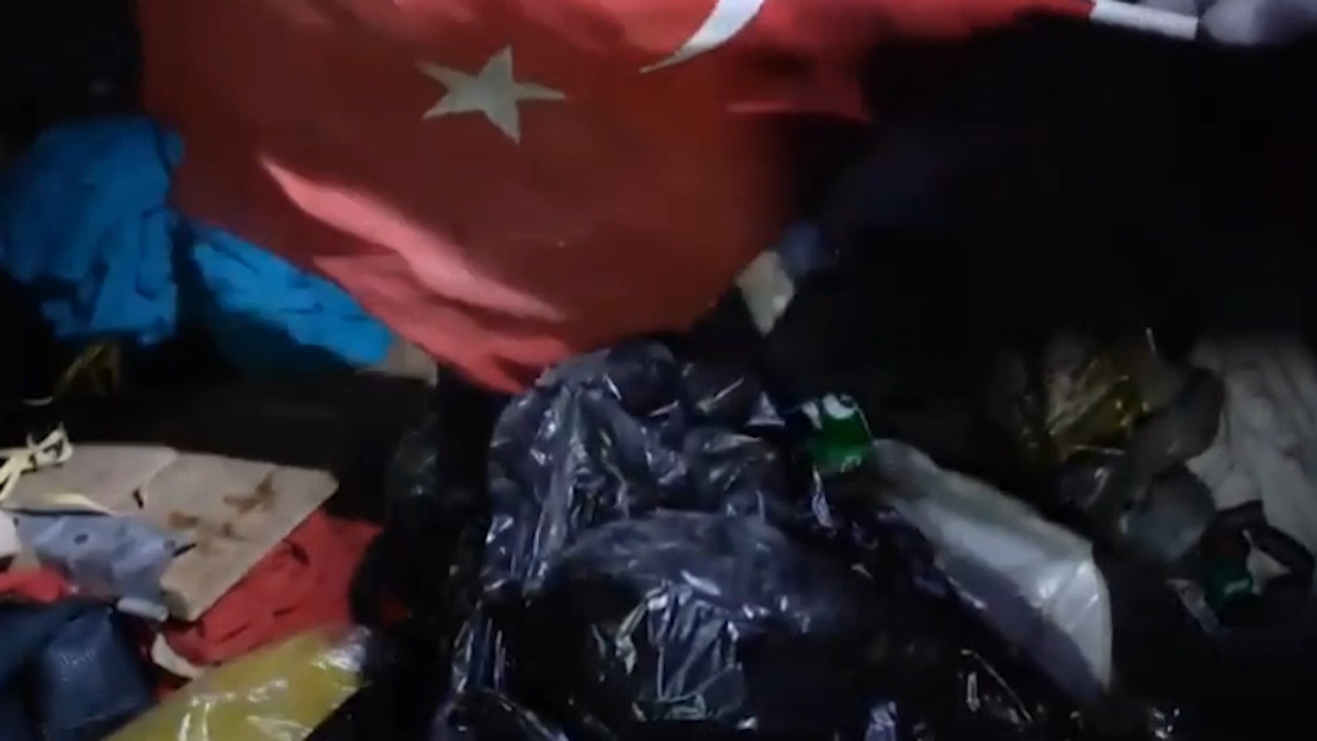 Bursa’da çöpten Türk bayrağı buldular: Bu bizim namusumuz