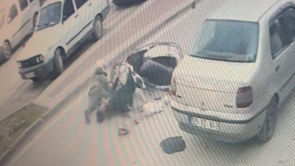 Bursa’da motosikletin yayaya çarptığı kaza kamerada