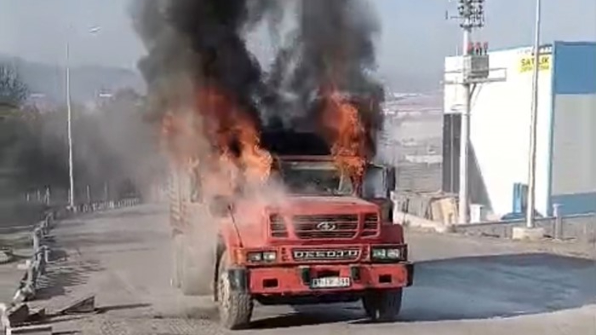 Düzce’de aynı noktada yarım saat arayla iki kamyon yandı