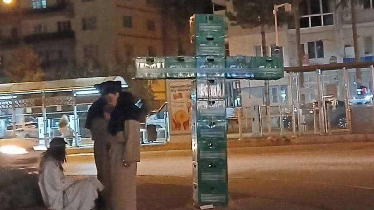 Eskişehir’de bira kasalarıyla haç işareti yapan 3 kişi gözaltına alındı