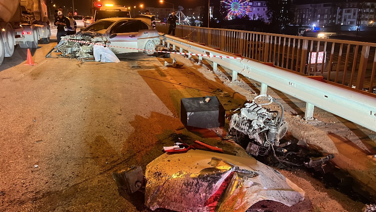 Hatay’da bariyerlere çarpan otomobilin motoru yola fırladı