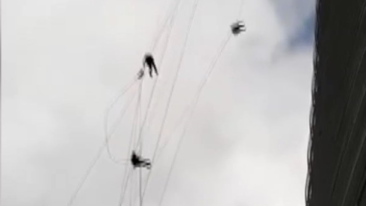 İstanbul’da gökdelenin camını silen işçilerin fırtınadaki zor anları kameraya yansıdı