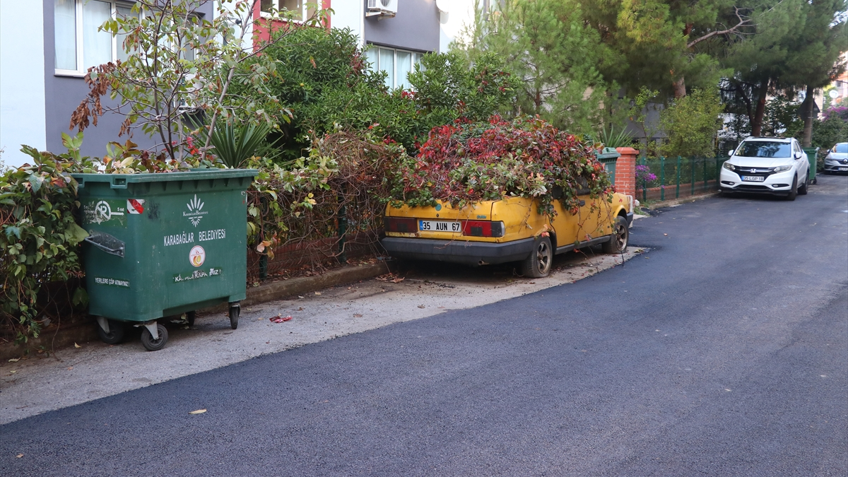 İzmir’de 8 yıldır park halindeki otomobili sarmaşıklar kapladı