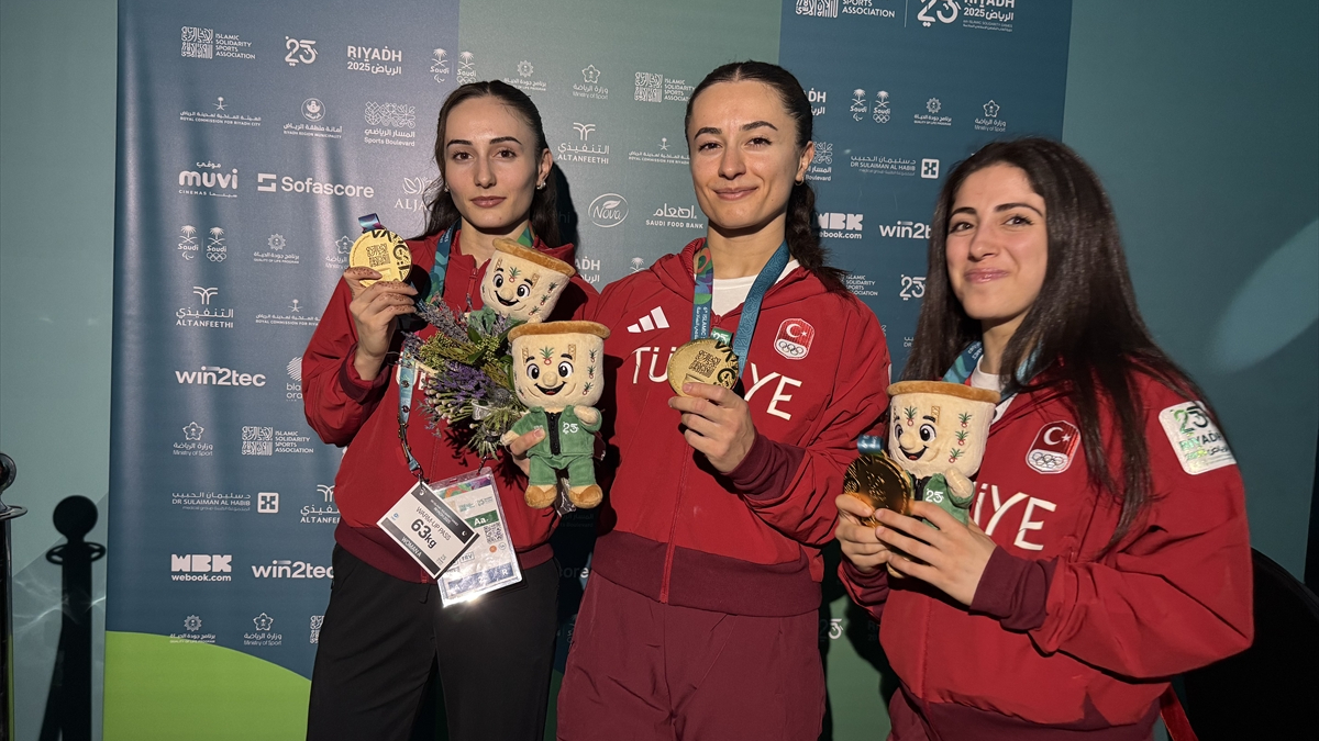 Kadın milli halterciler, 9 altın madalyayı Atatürk’e “armağan” etti