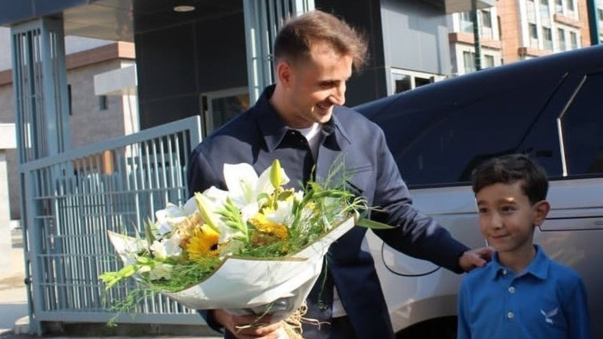 Kerem Aktürkoğlu, okul başkanı seçilen Aras’ın seçim vaadini yerine getirdi