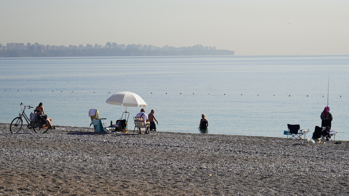 Konyaaltı Sahili’nde kasım ayında deniz keyfi