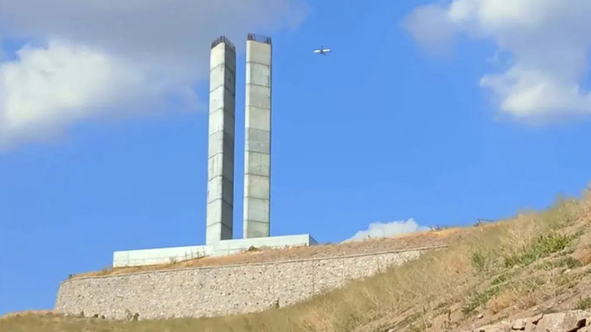 Mansur Yavaş, anıt için iki direğe iki milyar TL harcadı