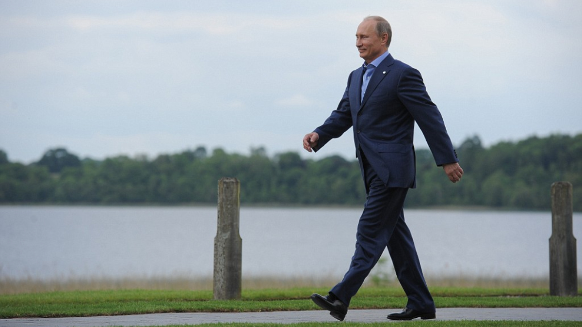 Putin’in gizemli yürüyüşü çözüldü: Sağ kolunu oynatmıyor çünkü…