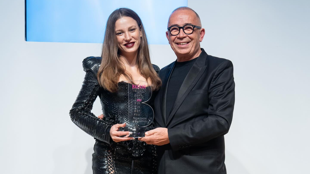 Serenay Sarıkaya’ya bir ödül daha! Geceye kıyafetiyle yine damga vurdu