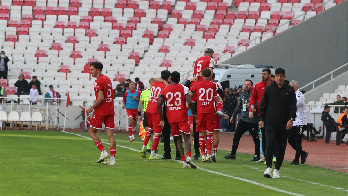 Sivasspor, Manisa FK’yı üç golle geçti